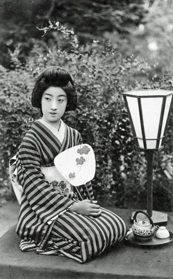Danseuses japonaises : la danse des ombrelles poster