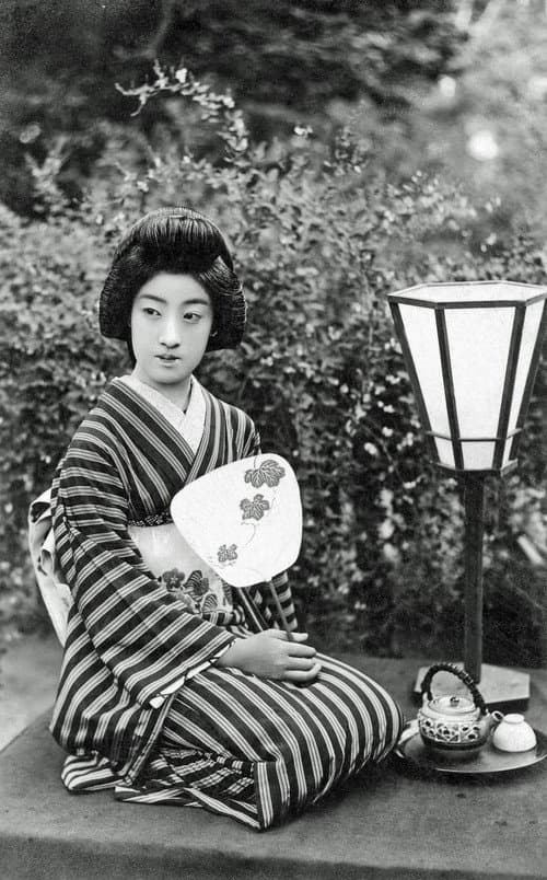Danseuses japonaises : la danse des ombrelles poster